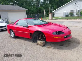 1993 Chevrolet Camaro z VIN 2G1FP22S4P2103696, wystawiony jako IAAI lot #42498084 z przebiegiem 64 393 mil mil oraz . Historia ofert i sprzedaży dostępna na DreamBid. Obrazek 1.