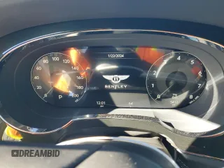 2022 Bentley Bentayga V8 z VIN SJAAM2ZV6NC016276, wystawiony jako Copart lot #39583644 z przebiegiem 5412 mil mil oraz . Historia ofert i sprzedaży dostępna na DreamBid. Obrazek 9.