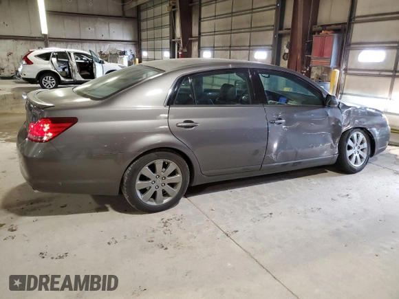 2007 Toyota Avalon XL z VIN 4T1BK36B77U177561, wystawiony jako Copart lot #53161905 z przebiegiem 122 840 mil mil oraz Szkoda całkowita • Salvage title. Historia ofert i sprzedaży dostępna na DreamBid. Obrazek 3.