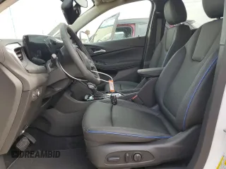 2025 Buick Encore GX Sport Touring с VIN KL4AMDSL1SB134184, выставлен на аукционе Copart как лот 53405055 с пробегом 25 миль миль и Чистый • Clean title. История ставок и продаж доступна на DreamBid. Изображение 7.