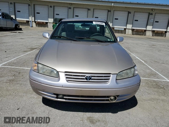 1999 Toyota Camry LE z VIN JT2BF22KXX0230830, wystawiony jako Copart lot #52253985 z przebiegiem 151 758 mil mil oraz Szkoda całkowita • Salvage title. Historia ofert i sprzedaży dostępna na DreamBid. Obrazek 5.