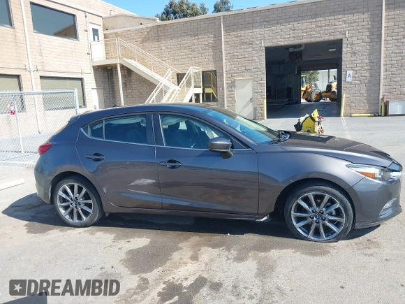 2018 Mazda 3 Touring z VIN 3MZBN1L38JM243749, wystawiony jako IAAI lot #41771812 z przebiegiem 65 533 mil mil oraz . Historia ofert i sprzedaży dostępna na DreamBid. Obrazek 13.