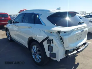 2020 Infiniti QX50 Luxe z VIN 3PCAJ5M38LF102168, wystawiony jako IAAI lot #42303489 z przebiegiem 24 910 mil mil oraz . Historia ofert i sprzedaży dostępna na DreamBid. Obrazek 3.