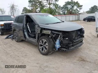 2023 Nissan Rogue SV z VIN 5N1BT3BA1PC880993, wystawiony jako IAAI lot #41890017 z przebiegiem 45 234 mil mil oraz . Historia ofert i sprzedaży dostępna na DreamBid. Obrazek 1.