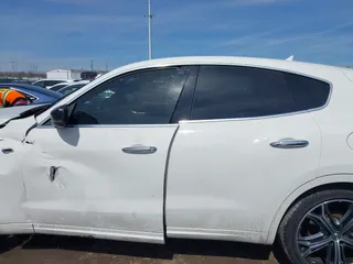 2022 Maserati Levante GT z VIN ZN661XUA5NX388097, wystawiony jako IAAI lot #41859084 z przebiegiem 31 252 mil mil oraz . Historia ofert i sprzedaży dostępna na DreamBid. Obrazek 14.