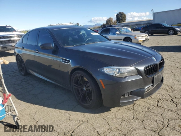 2014 BMW M5 z VIN WBSFV9C55ED593760, wystawiony jako Copart lot #49070765 z przebiegiem 128 365 mil mil oraz Tytuł czysty. Historia ofert i sprzedaży dostępna na DreamBid. Obrazek 4.