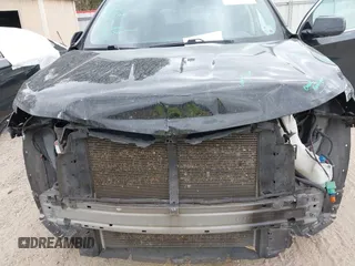 2021 Chevrolet Traverse LS z VIN 1GNERFKW1MJ103824, wystawiony jako IAAI lot #40975072 z przebiegiem 110 013 mil mil oraz . Historia ofert i sprzedaży dostępna na DreamBid. Obrazek 10.