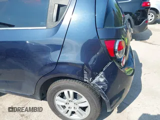2016 Chevrolet Sonic LT z VIN 1G1JC6SH1G4121018, wystawiony jako IAAI lot #42501319 z przebiegiem 146 008 mil mil oraz . Historia ofert i sprzedaży dostępna na DreamBid. Obrazek 6.