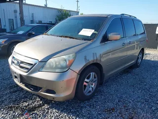 2006 Honda Odyssey EX with VIN 5FNRL38456B428213, listed as a IAAI auction lot 42036797 with 220,556 mi miles. Bid and sale history available at carsss.com. Image 2.