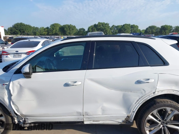 2021 Audi Q3 S line Premium z VIN WA1DECF35M1063868, wystawiony jako IAAI lot #42247128 z przebiegiem 89 959 mil mil oraz . Historia ofert i sprzedaży dostępna na DreamBid. Obrazek 14.