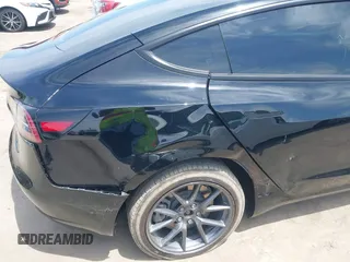 2022 Tesla Model 3 Long Range z VIN 5YJ3E1EB3NF273165, wystawiony jako IAAI lot #42282702 z przebiegiem 41 445 mil mil oraz . Historia ofert i sprzedaży dostępna na DreamBid. Obrazek 6.