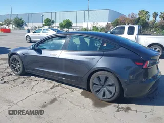 2024 Tesla Model 3 Long Range z VIN 5YJ3E1EB2RF740291, wystawiony jako IAAI lot #42124138 z przebiegiem 36 452 mil mil oraz . Historia ofert i sprzedaży dostępna na DreamBid. Obrazek 3.