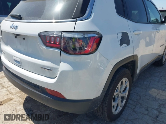 2024 Jeep Compass Latitude with VIN 3C4NJDBN5RT119388, listed as a IAAI auction lot 41971926 with 32,709 mi miles. Bid and sale history available at carsss.com. Image 6.