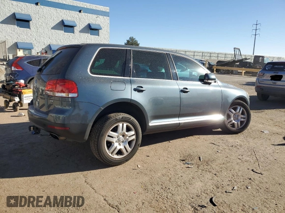 2004 Volkswagen Touareg z VIN WVGEM77L64D051760, wystawiony jako Copart lot #87044304 z przebiegiem Nie podano mil oraz Szkoda całkowita • Salvage title. Historia ofert i sprzedaży dostępna na DreamBid. Obrazek 3.