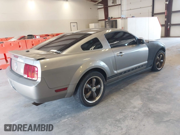 2009 Ford Mustang with VIN 1ZVHT80N995124334, listed as a IAAI auction lot 39901598 with 165,586 mi miles and . Bid and sale history available at carsss.com. Image 4.