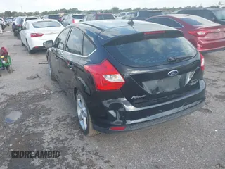 2014 Ford Focus Titanium z VIN 1FADP3N28EL208034, wystawiony jako IAAI lot #42426943 z przebiegiem 220 891 mil mil oraz . Historia ofert i sprzedaży dostępna na DreamBid. Obrazek 3.