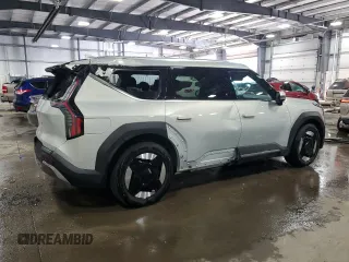 2024 Kia EV9 Wind z VIN KNDAFFS58R6018738, wystawiony jako Copart lot #47033525 z przebiegiem 18 434 mil mil oraz Szkoda całkowita • Salvage title. Historia ofert i sprzedaży dostępna na DreamBid. Obrazek 3.