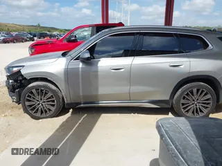 2023 BMW X1 xDrive28i z VIN WBX73EF09P5W51069, wystawiony jako IAAI lot #42145061 z przebiegiem 24 960 mil mil oraz . Historia ofert i sprzedaży dostępna na DreamBid. Obrazek 15.