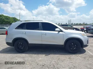 2014 Kia Sorento LX z VIN 5XYKT4A76EG502421, wystawiony jako IAAI lot #42176516 z przebiegiem 192 354 mil mil oraz . Historia ofert i sprzedaży dostępna na DreamBid. Obrazek 13.