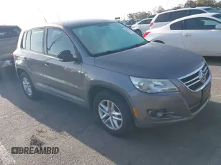 2011 Volkswagen Tiguan S z VIN WVGAV7AX6BW503490, wystawiony jako IAAI lot #41936570 z przebiegiem 104 126 mil mil oraz . Historia ofert i sprzedaży dostępna na DreamBid. Obrazek 1.