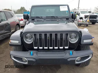 2023 Jeep Wrangler Sahara z VIN 1C4JJXP6XPW556327, wystawiony jako IAAI lot #41784532 z przebiegiem 39 918 mil mil oraz . Historia ofert i sprzedaży dostępna na DreamBid. Obrazek 12.