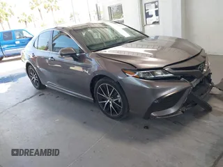 2022 Toyota Camry SE z VIN 4T1T11AK9NU640414, wystawiony jako IAAI lot #42231037 z przebiegiem 42 249 mil mil oraz . Historia ofert i sprzedaży dostępna na DreamBid. Obrazek 1.