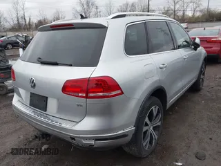 2017 Volkswagen Touareg Wolfsburg Edition с VIN WVGRF7BP3HD004486, выставлен на аукционе IAAI как лот 41759564 с пробегом 90 722 миль миль и . История ставок и продаж доступна на DreamBid. Изображение 4.