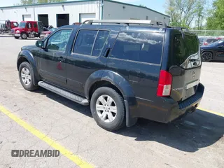 2007 Nissan Pathfinder SE z VIN 5N1AR18W27C613623, wystawiony jako IAAI lot #42272592 z przebiegiem 226 394 mil mil oraz . Historia ofert i sprzedaży dostępna na DreamBid. Obrazek 3.