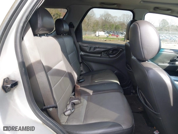 2004 Ford Escape XLT with VIN 1FMYU03184KB74819, listed as a IAAI auction lot 41838482 with 223,651 mi miles. Bid and sale history available at carsss.com. Image 8.