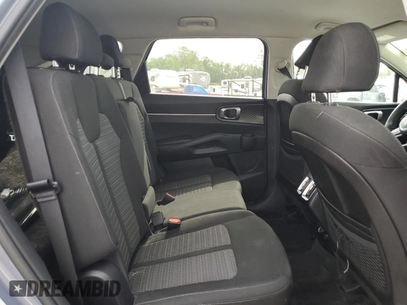 2022 Kia Sorento LX z VIN 5XYRG4LC0NG082538, wystawiony jako Copart lot #53809285 z przebiegiem 43 910 mil mil oraz Szkoda całkowita • Salvage title. Historia ofert i sprzedaży dostępna na DreamBid. Obrazek 10.