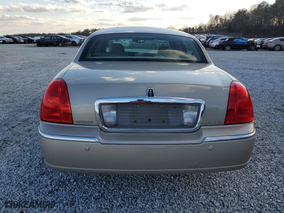2004 Lincoln Town Car Signature with VIN 1LNHM81W84Y652800, listed as a Copart auction lot 42411335 with 110,758 mi miles and Salvage Title. Bid and sale history available at carsss.com. Image 6.