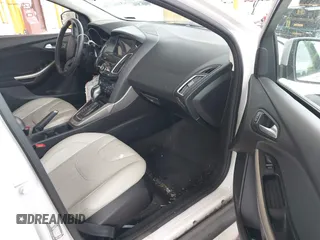 2018 Ford Focus Titanium z VIN 1FADP3N27JL314856, wystawiony jako IAAI lot #42553390 z przebiegiem 82 936 mil mil oraz . Historia ofert i sprzedaży dostępna na DreamBid. Obrazek 5.