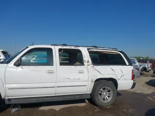 2003 Chevrolet Suburban LT with VIN 1GNFK16Z83R307164, listed as a IAAI auction lot 41977105 with 275,328 mi miles. Bid and sale history available at carsss.com. Image 6.