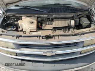 2002 Chevrolet Express z VIN 1GAHG39R021176117, wystawiony jako Copart lot #59724485 z przebiegiem 95 364 mil mil oraz Czysty tytuł • Clean title. Historia ofert i sprzedaży dostępna na DreamBid. Obrazek 12.