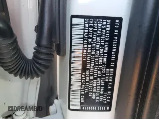 2018 Volkswagen Beetle S z VIN 3VW5DAAT4JM504510, wystawiony jako Copart lot #42905395 z przebiegiem 71 039 mil mil oraz Szkoda całkowita • Salvage title. Historia ofert i sprzedaży dostępna na DreamBid. Obrazek 12.