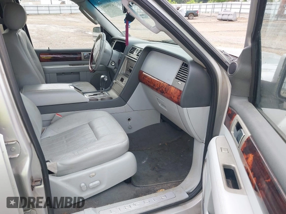 2005 Lincoln Navigator Luxury with VIN 5LMFU27585LJ15553, listed as a IAAI auction lot 42090461 with 243,871 mi miles. Bid and sale history available at carsss.com. Image 5.