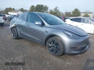 2025 Tesla Model Y Long Range with VIN 7SAYGDEE3SF218015, listed as a IAAI auction lot 41448106 with 1,588 mi miles and . Bid and sale history available at carsss.com. Image 1.