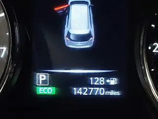 2017 Nissan Rogue SV z VIN KNMAT2MV4HP615103, wystawiony jako IAAI lot #41935754 z przebiegiem 142 770 mil mil oraz . Historia ofert i sprzedaży dostępna na DreamBid. Obrazek 16.