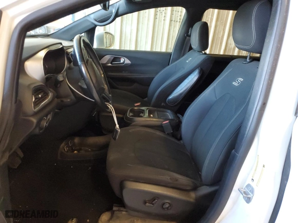 2019 Chrysler Pacifica Touring Plus with VIN 2C4RC1FGXKR638774, listed as a Copart auction lot 81221604 with 103,899 mi miles and Salvage Title. Bid and sale history available at carsss.com. Image 7.