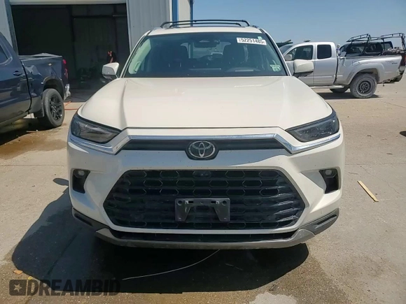2024 Toyota Highlander XLE with VIN 5TDAAAB53RS028837, listed as a Copart auction lot 52251485 with 31,040 mi miles and Salvage title. Bid and sale history available at DreamBid. Image 14.
