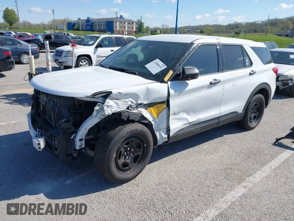 2020 Ford Police Interceptor Utility z VIN 1FM5K8AB0LGD09716, wystawiony jako IAAI lot #42054545 z przebiegiem 106 253 mil mil oraz . Historia ofert i sprzedaży dostępna na DreamBid. Obrazek 2.