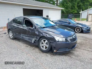 2014 Chevrolet Cruze 1LT z VIN 1G1PC5SB1E7239033, wystawiony jako IAAI lot #42341958 z przebiegiem 75 822 mil mil oraz . Historia ofert i sprzedaży dostępna na DreamBid. Obrazek 1.