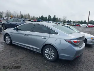 2017 Hyundai Sonata Hybrid SE with VIN KMHE24L14HA044001, listed as a IAAI auction lot 41490755 with 143,550 mi miles. Bid and sale history available at carsss.com. Image 3.