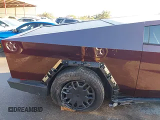 2024 Tesla Cybertruck z VIN 7G2CEHED3RA021703, wystawiony jako IAAI lot #41392666 z przebiegiem 7 244 mil mil oraz . Historia ofert i sprzedaży dostępna na DreamBid. Obrazek 20.
