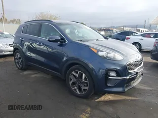 2020 Kia Sportage EX z VIN KNDPN3AC2L7718199, wystawiony jako IAAI lot #40970328 z przebiegiem 63 660 mil mil oraz . Historia ofert i sprzedaży dostępna na DreamBid. Obrazek 1.