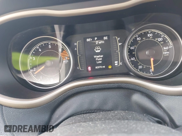 2018 Jeep Cherokee Latitude Tech Connect z VIN 1C4PJLCB5JD568524, wystawiony jako IAAI lot #42542664 z przebiegiem 82 370 mil mil oraz . Historia ofert i sprzedaży dostępna na DreamBid. Obrazek 7.