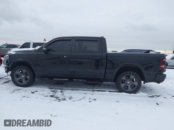2020 Ram 1500 Big Horn z VIN 1C6RRFFG7LN285301, wystawiony jako IAAI lot #41241988 z przebiegiem 89 567 mil mil oraz . Historia ofert i sprzedaży dostępna na DreamBid. Obrazek 15.