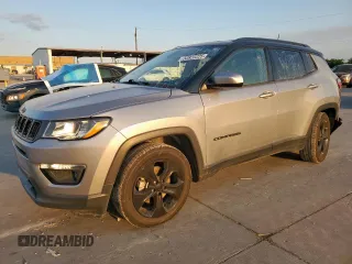 2020 Jeep Compass Altitude z VIN 3C4NJCBB7LT118041, wystawiony jako Copart lot #52822225 z przebiegiem 76 700 mil mil oraz Szkody całkowita. Historia ofert i sprzedaży dostępna na DreamBid. Obrazek 1.