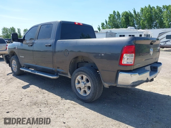 2024 Ram 2500 Big Horn z VIN 3C6UR5DLXRG296301, wystawiony jako IAAI lot #42496302 z przebiegiem 47 626 mil mil oraz . Historia ofert i sprzedaży dostępna na DreamBid. Obrazek 3.