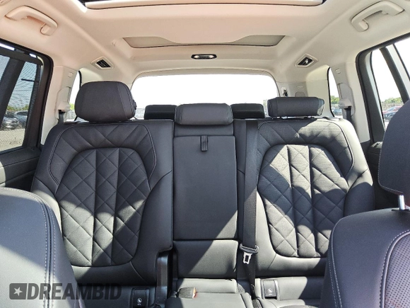 2024 BMW X7 xDrive40i z VIN 5UX23EM07R9V08996, wystawiony jako Copart lot #56997025 z przebiegiem 27 719 mil mil oraz Czysty tytuł • Clean title. Historia ofert i sprzedaży dostępna na DreamBid. Obrazek 10.